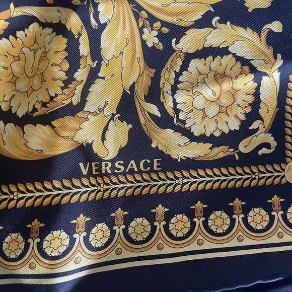NEW with tag Authentic VERSACE BAROCCO LARGE SILK FOULARD SCARF - Picture 6 of 16